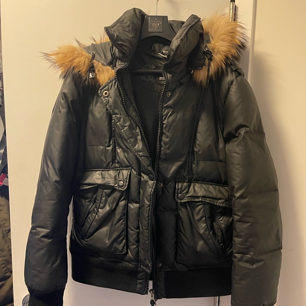Mackage short bomber with fur and thumb holes